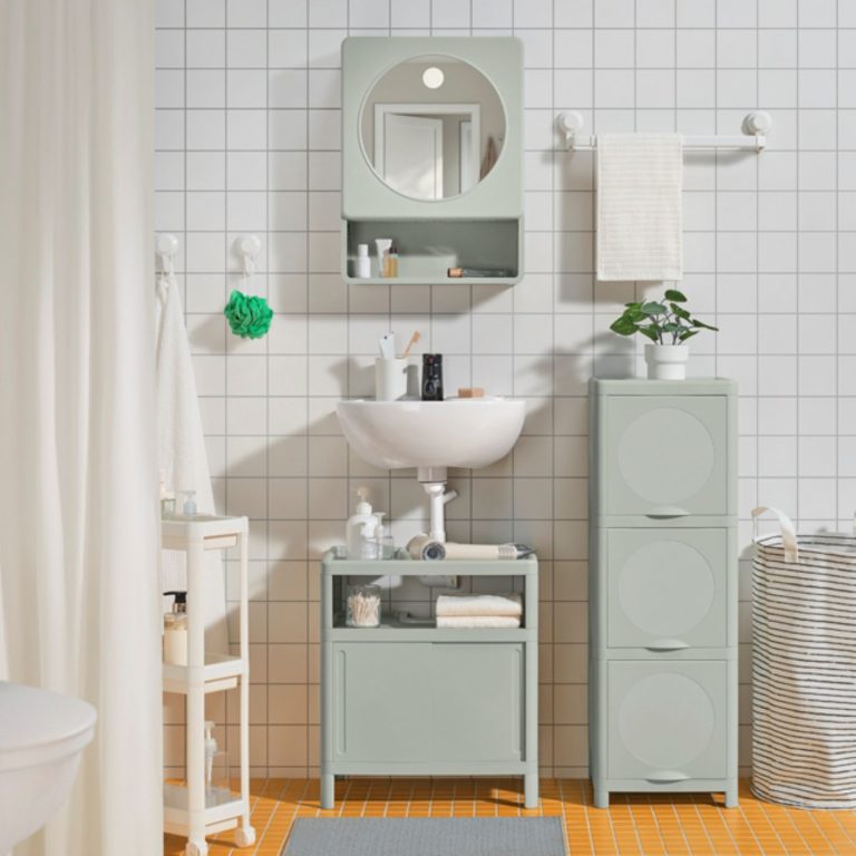 Kamar mandi mungil bernuansa biru muda yang tertata rapi