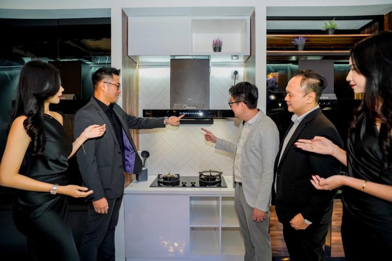 Management Midea dan model menunjukkan salah satu line up kompor tanam dan cooker hood Midea