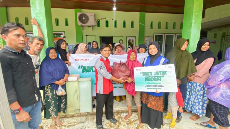 Penyerahan Bantuan Sharp untuk korban banjir di Kurunji Padang