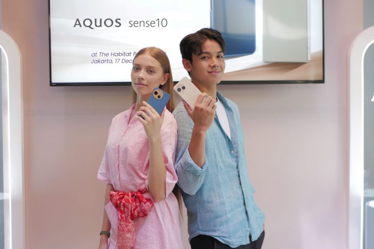 Model menunjukkan smartphone Sharp AQUOS sense10
