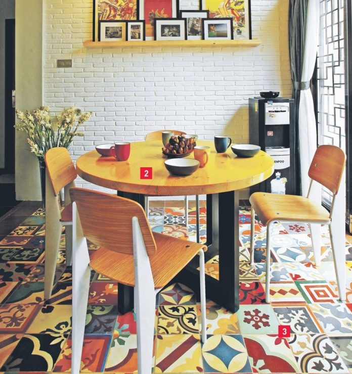 area makan dengan meja bulat dan bangku