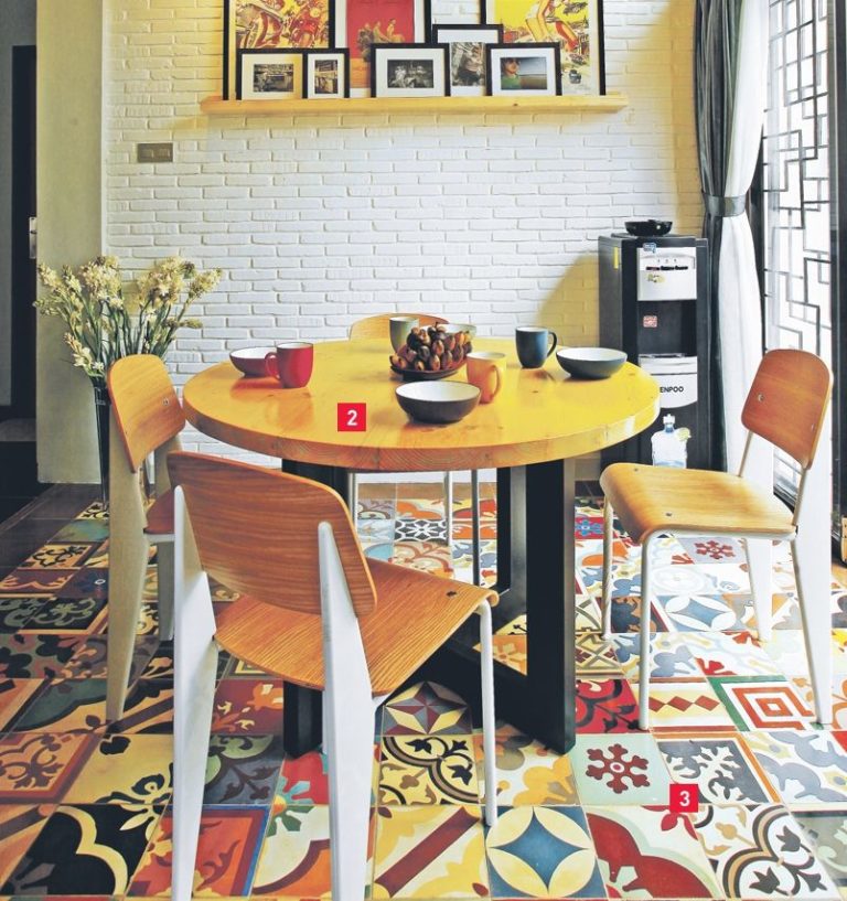 area makan dengan meja bulat dan bangku