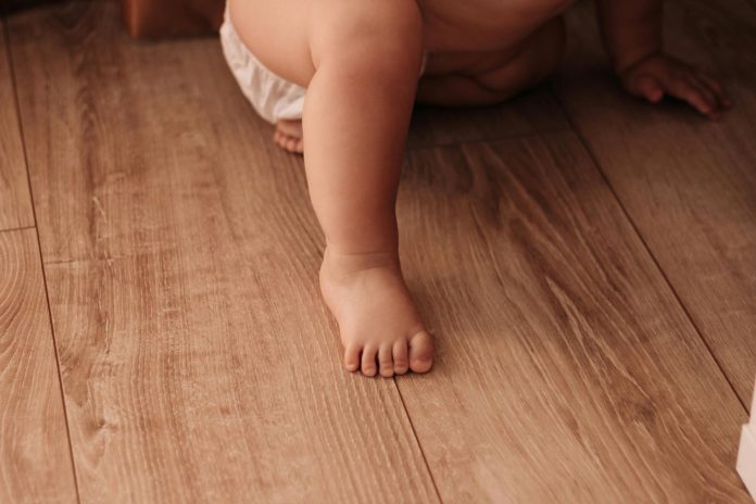 kecelakaan anak di rumah Kaki mungil anak yang belajar berjalan