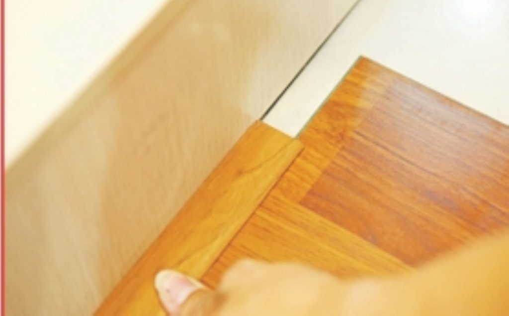 memasang lantai kayu