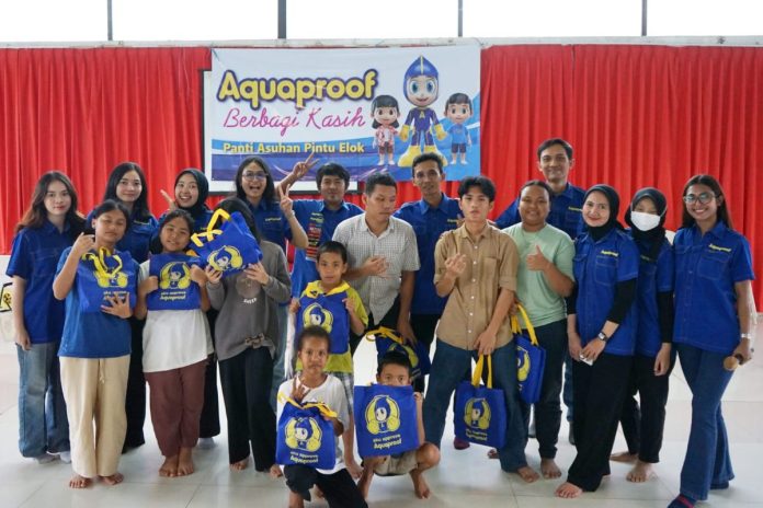 Menejemen Aquaproof dan tim bersama anak-anak Panti Asuhan Pintu Elok