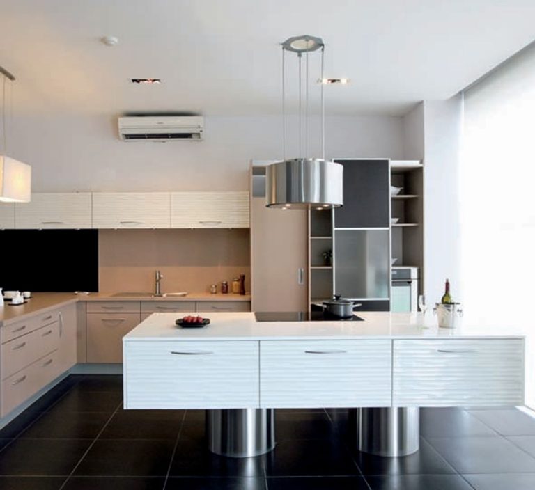 Dapur modern cokelat dan putih