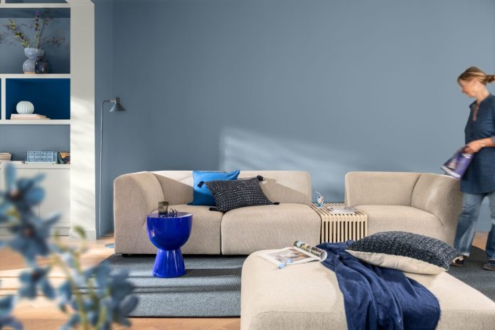 Visual ruang keluarga yang tenang namun tetap hidup dengan pengaplikasian Mellow Flow Dulux 2026