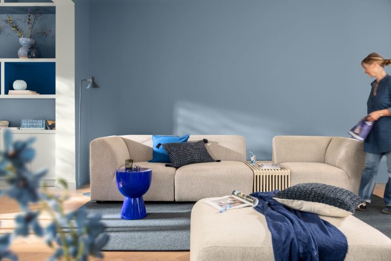 Visual ruang keluarga yang tenang namun tetap hidup dengan pengaplikasian Mellow Flow Dulux 2026