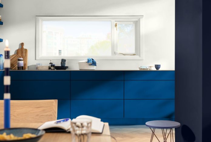 Dapur modern dengan pengaplikasian warna Free Groove yang ekspresif