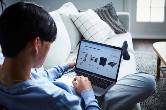 Seseorang sedang belanja produk IKEA di Shopee Mall