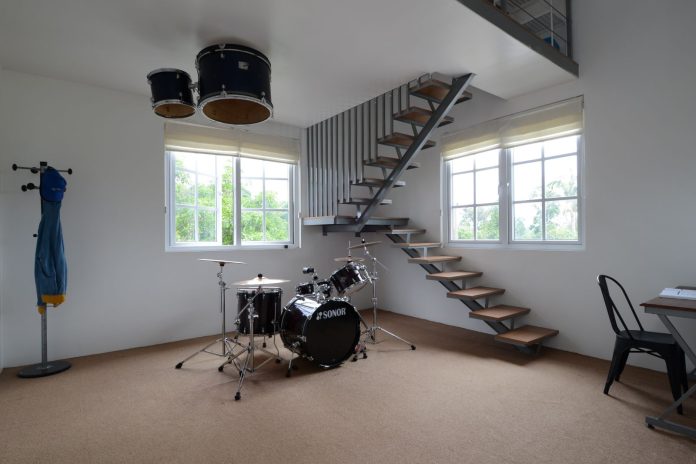 Kamar anak yang hobi mani drum Drum di kamar anak laki-laki