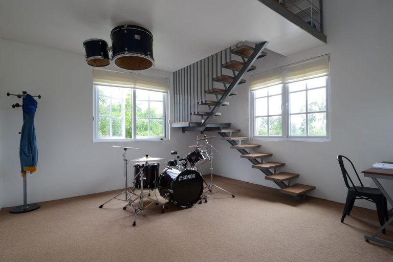 Drum di kamar anak laki-laki