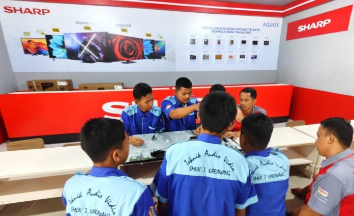 Peserta pelatihan Sharp Class sedang praktik