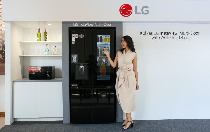 model menunjukkan kulkas premium LG InstaView Multi Door
