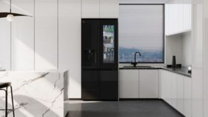 Dapur modern menggunakan kulkas LG InstaView Multi-Door Auto Ice Maker