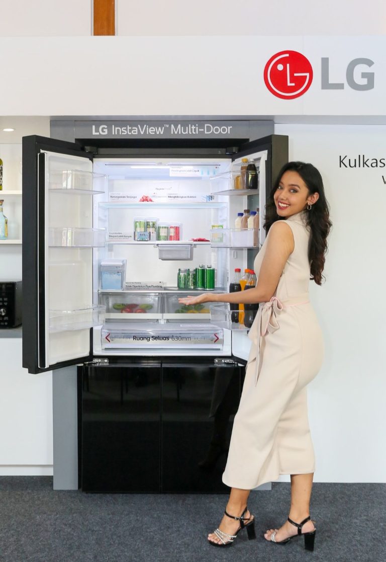 model dengan kulkas LG InstaView Multi-Door