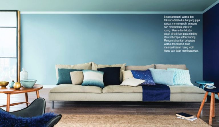 ruang keluarga dengan sofa panjang dan aksesorinya