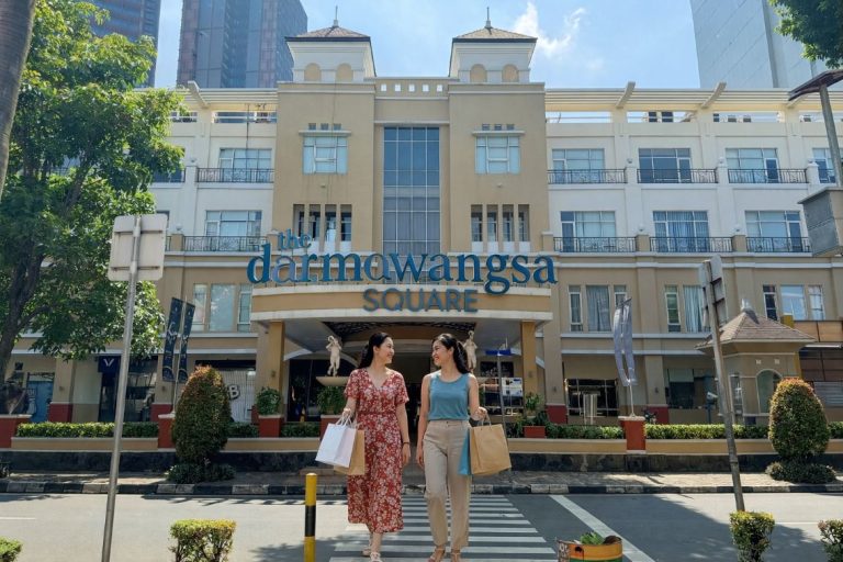 Pengunjung di Dharmawangsa Square