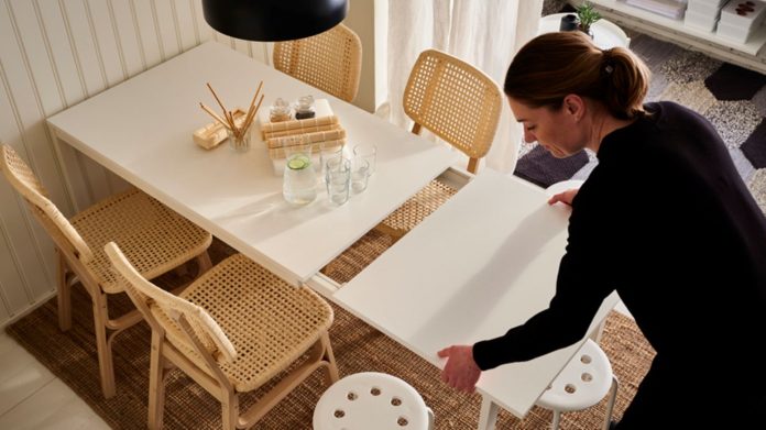 Seseorang menyiapkan meja makan untuk hidangan di rumah saat Lebaran