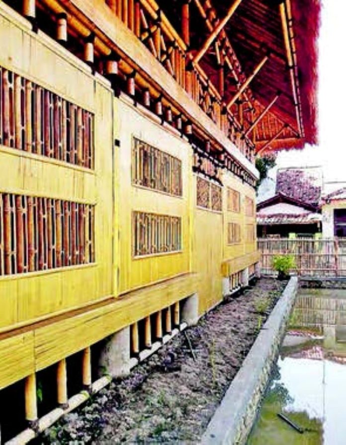 aplikasi bambu Bambu diaplikasikan sebagai dinding rumah menggantikan bata
