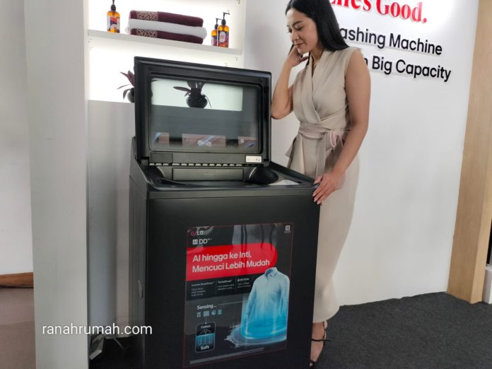 Mesin cuci LG Top Loading kapasitas 22 kg AI Model menunjukkan mesin cuci top loading terbaru LG kapasitas 22 kg