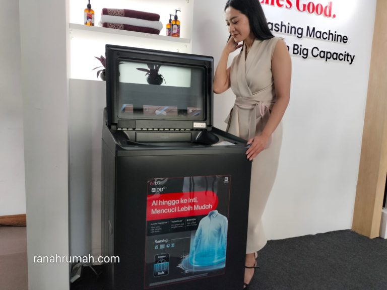 Model menunjukkan mesin cuci top loading terbaru LG kapasitas 22 kg