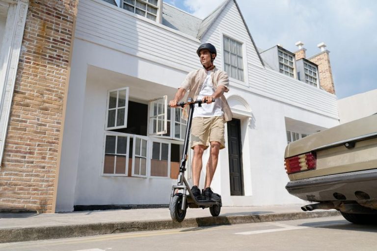 Seseorang mengendarai Xiaomi Electric Scooter 6 Lite