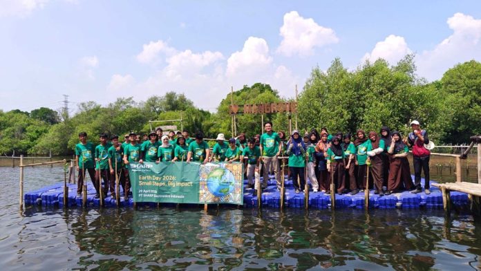 Sharp bersama kolaborator melakukan penanaman mangrove di Hari Bumi 2026