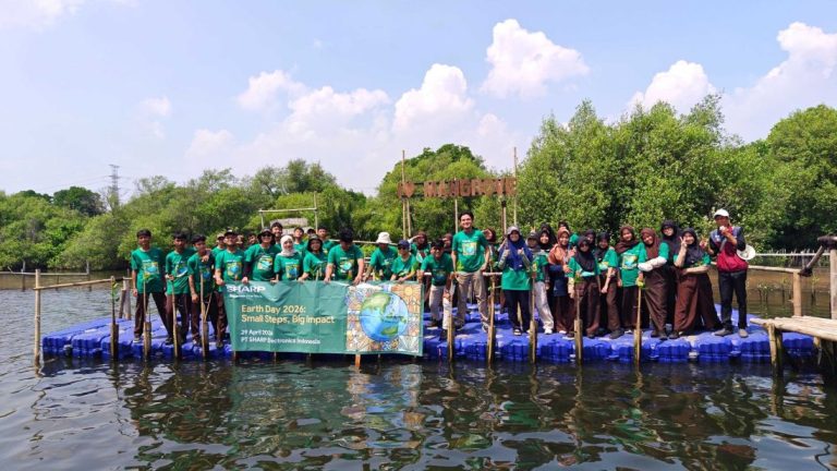 Sharp bersama kolaborator melakukan penanaman mangrove di Hari Bumi 2026