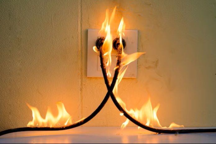 stopkontak yang terbakar