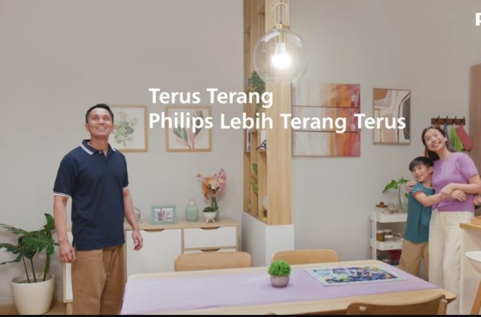Salah satu keluarga merasakan Philips UltraBright lebih terang terus.
