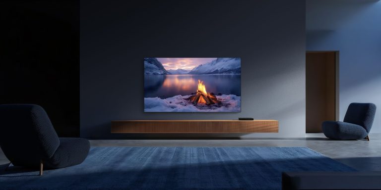 Tampilan TV S Mini LED Xiaomi di dalam ruangan.