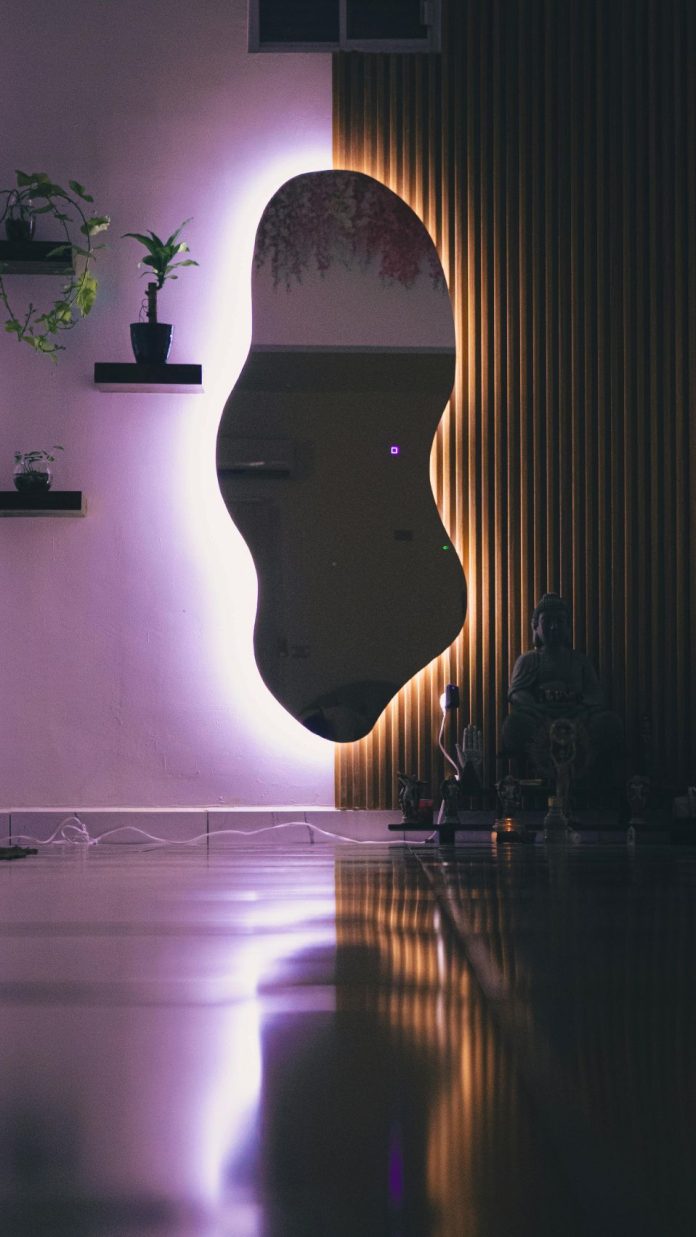 pencahayaan backlight pada objek dekorasi rumah