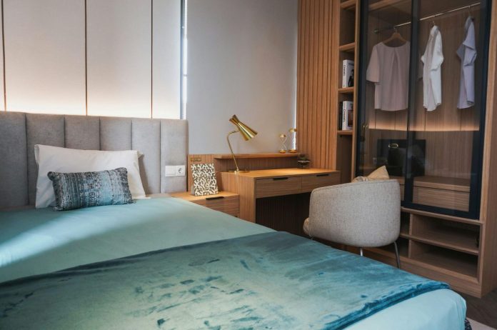 Suasana kamar tidur utama yang tak luas namun rapi