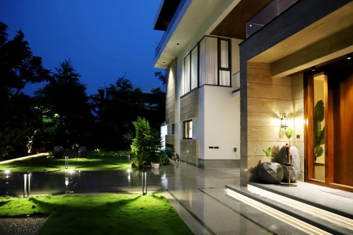 Visual rumah saat malam hari dengan pencahayaan uplight