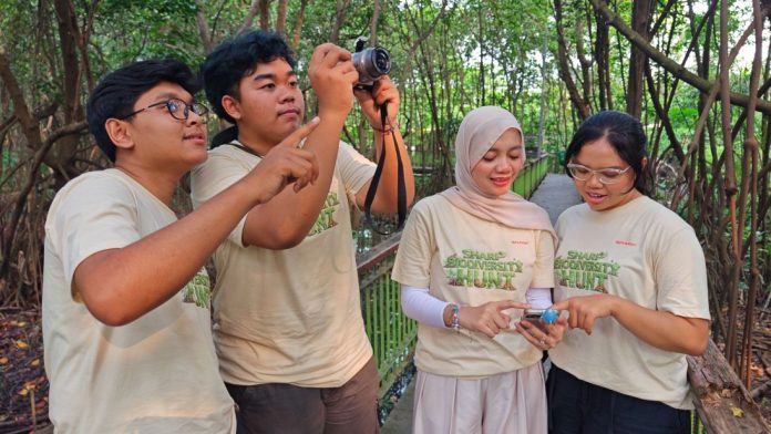 peserta sedang melakukan salah satu kegiatan Biodiversitas Hunt 2026