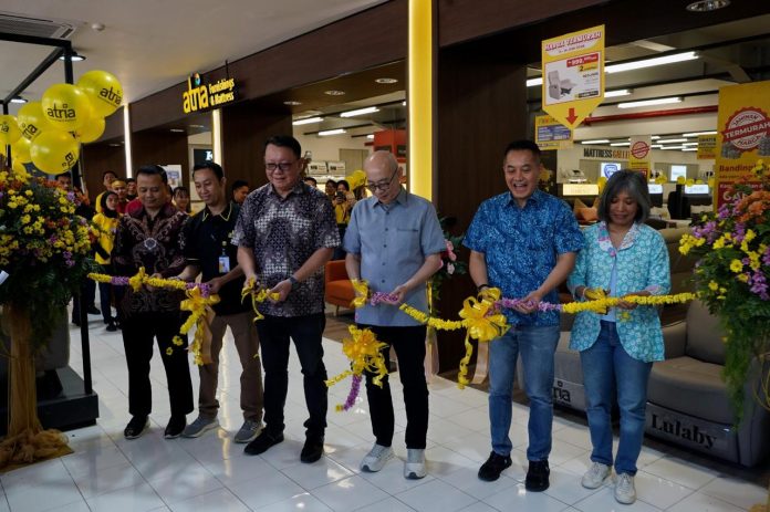ATRIA Toko Ke-3 Makassar di Trans Studio Mall Tim manajemen ATRIA saat seremoni pembukaan toko ATRIA ke-3 di Makassar