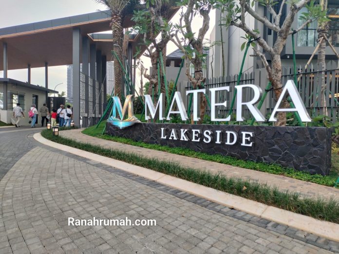 Gerbang masuk Matera Lakeside, tepat di seberangnya terdapat Danau Cihuni.
