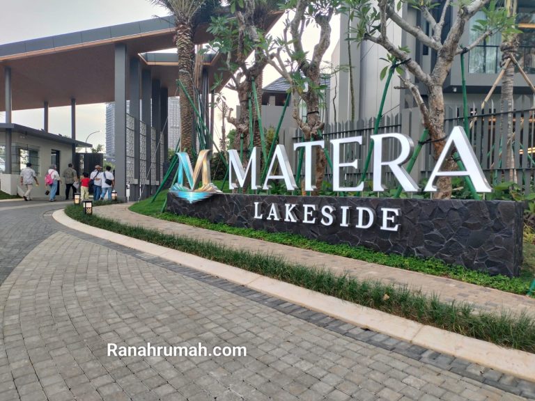 Gerbang masuk Matera Lakeside, tepat di seberangnya terdapat Danau Cihuni.