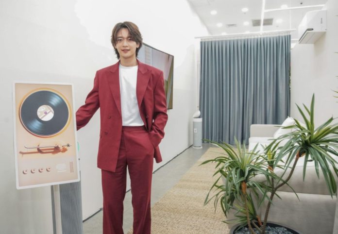 Choi Minho di ruang keluarga LG K House