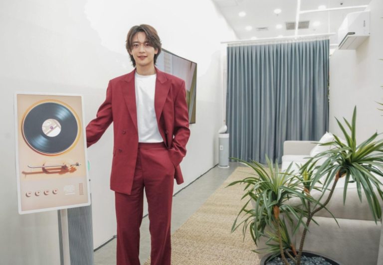 Choi Minho di ruang keluarga LG K House