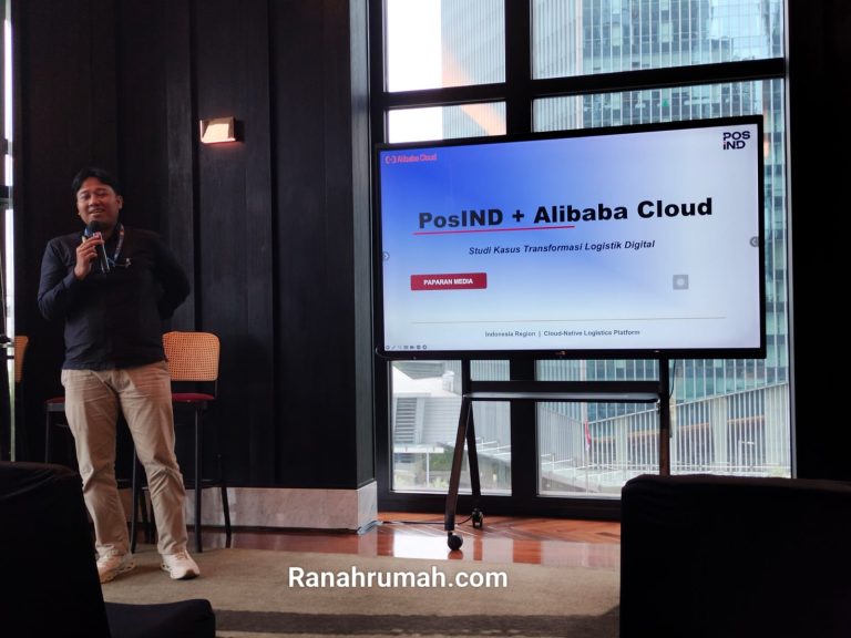Perwakilan Pos Indonesia memberi testimoni kemitraannya dengan Alibaba Cloud.