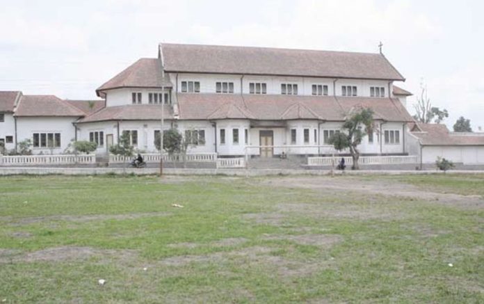 Abu vulkanik di salah satu halaman gedung sekolah Abu vulkanik di halaman sekolah