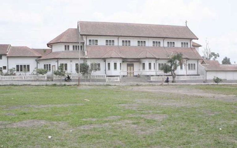 Abu vulkanik di halaman sekolah
