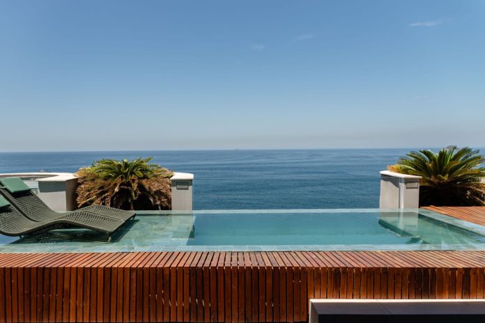 Infinity Pool Serasa Berenang di Laut Lepas Infinity Pool menyatu dengan pemandangan laut lepas