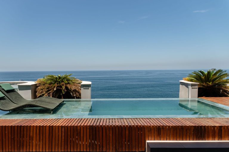 Infinity Pool menyatu dengan pemandangan laut lepas