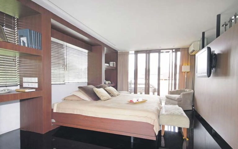 Desain kamar tidur utama dengan sentuhan warna cokelat