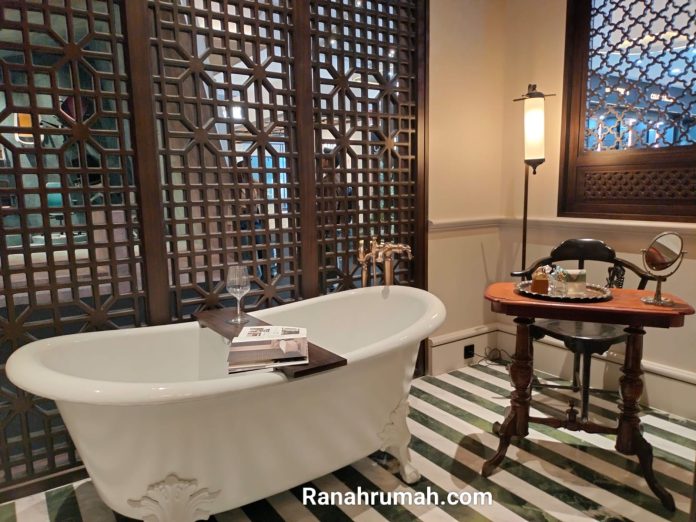 Area mandi dan relaksasi di kamar mandi
