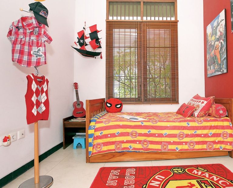 Kamar anak nuansa merah cerah