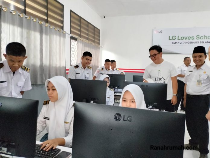 LG Loves School SMKN 2 Tangerang Suasana di Laboratorium Multimedia SMKN 2 Tangerang Selatan menggunakan Monitor berkualitas LG dalam pembelajaran.